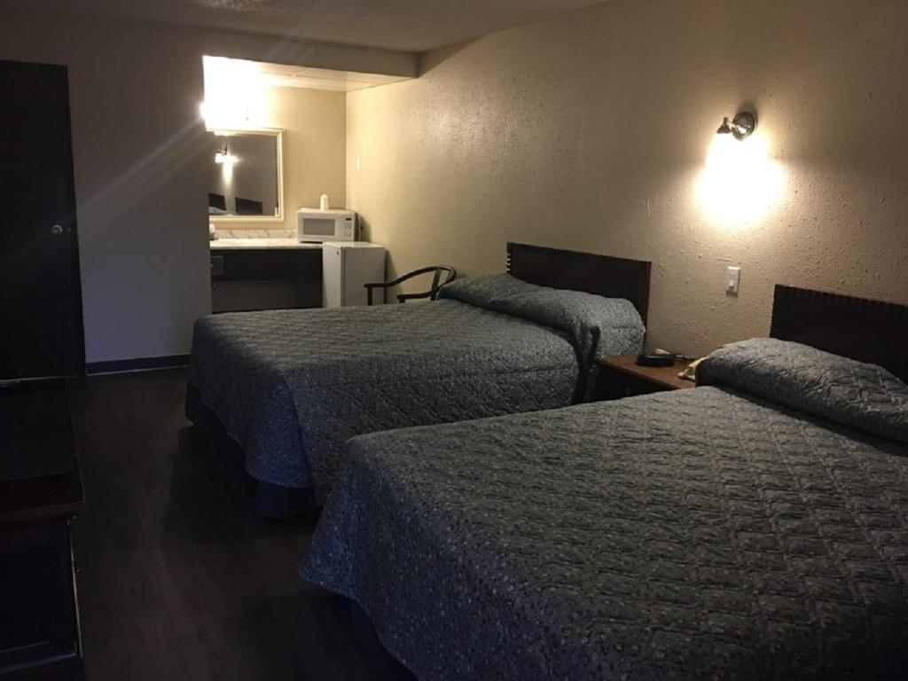 Postel nebo postele na pokoji v ubytování Red Deer Inn & Suites