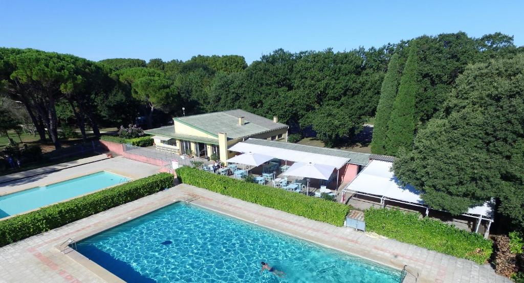 an overhead view of a swimming pool in front of a house at Domaine Le Moulin Neuf in Saint-Quentin-la-Poterie