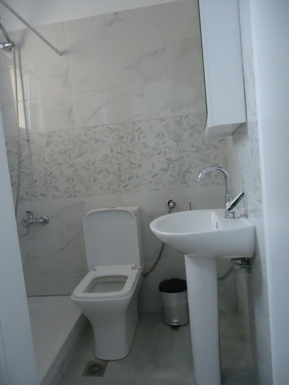 A bathroom at Kallithea Studios