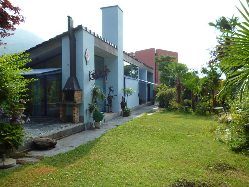 ein Haus mit Rasen davor in der Unterkunft Casa Aline in Contra