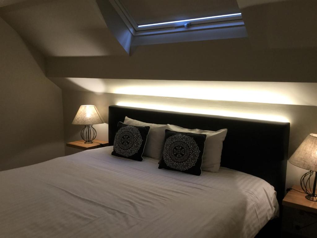 Postel nebo postele na pokoji v ubytování Hotel Côté Cour
