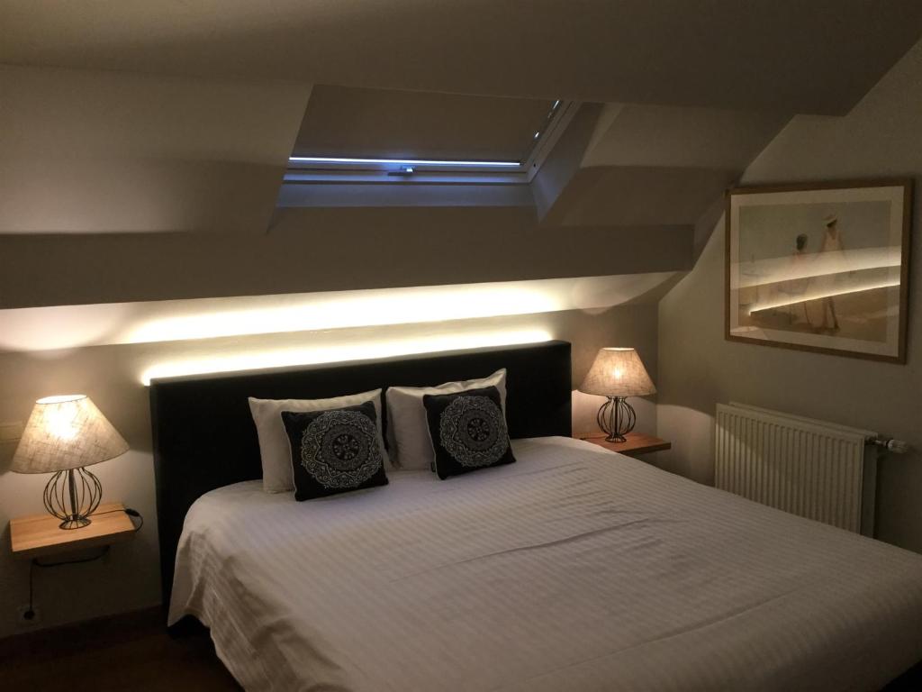 Postel nebo postele na pokoji v ubytování Hotel Côté Cour