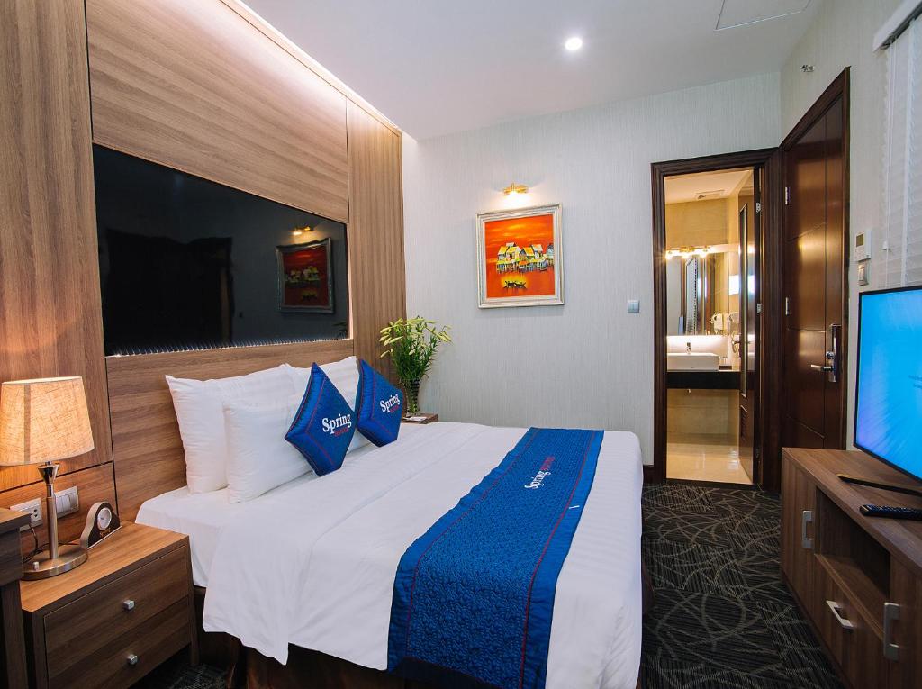 Voodi või voodid majutusasutuse Spring Hotel Hanoi toas