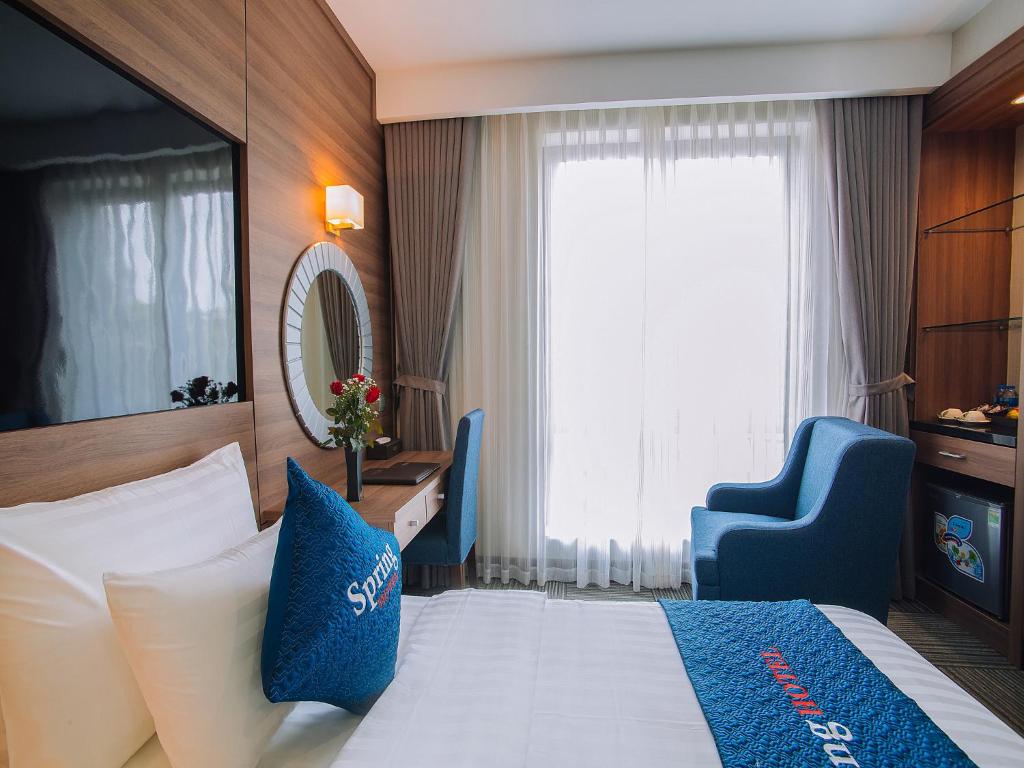 Giường trong phòng chung tại Spring Hotel Hanoi