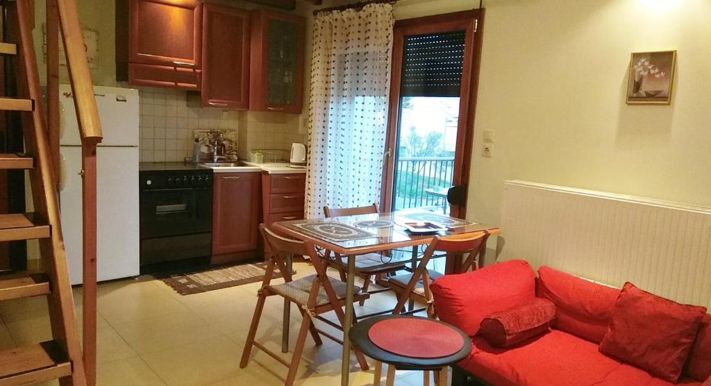een woonkamer met een rode bank en een tafel bij Deili Studio Loft in Kalamata