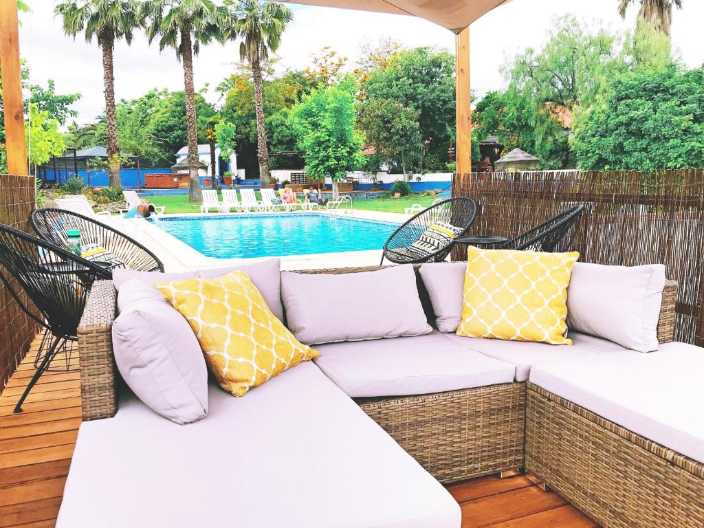 un sofá sentado en una terraza junto a una piscina en Monte Alerta Turismo Rural en Monsaraz