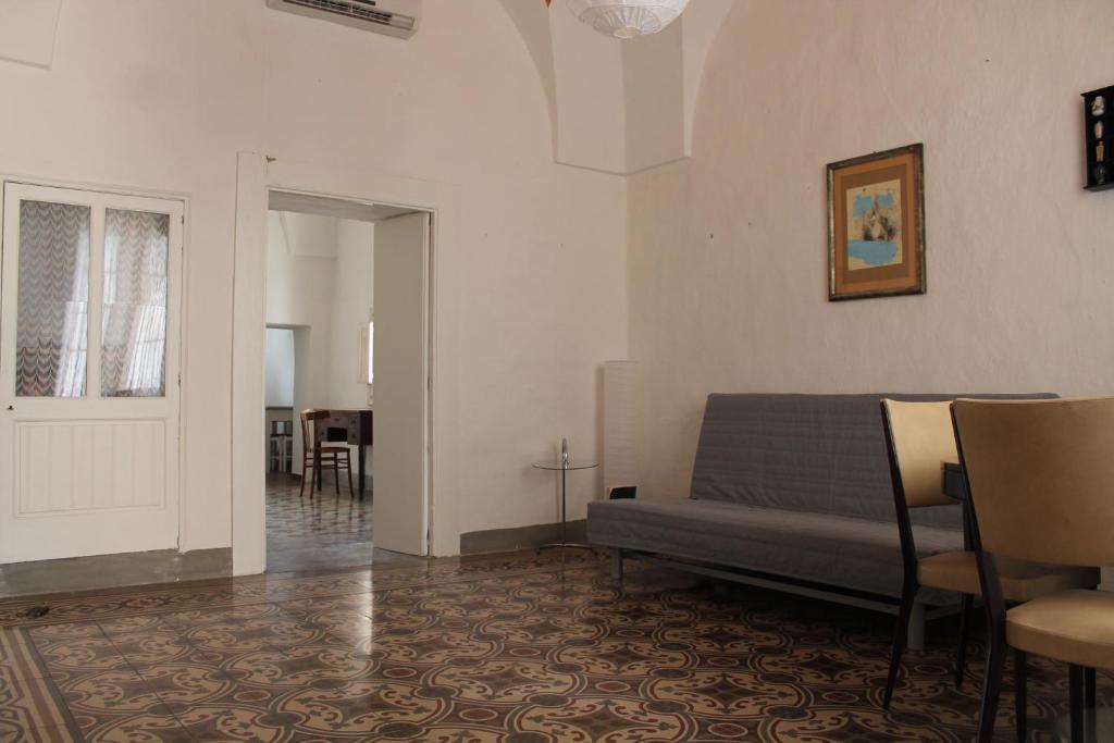 salon z kanapą i stołem w obiekcie Appartamento in centro storico zona Gallipoli w mieście Parabita