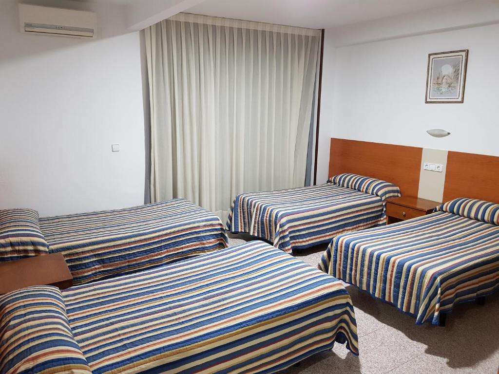 Postel nebo postele na pokoji v ubytování Pensión La Orozca Benidorm