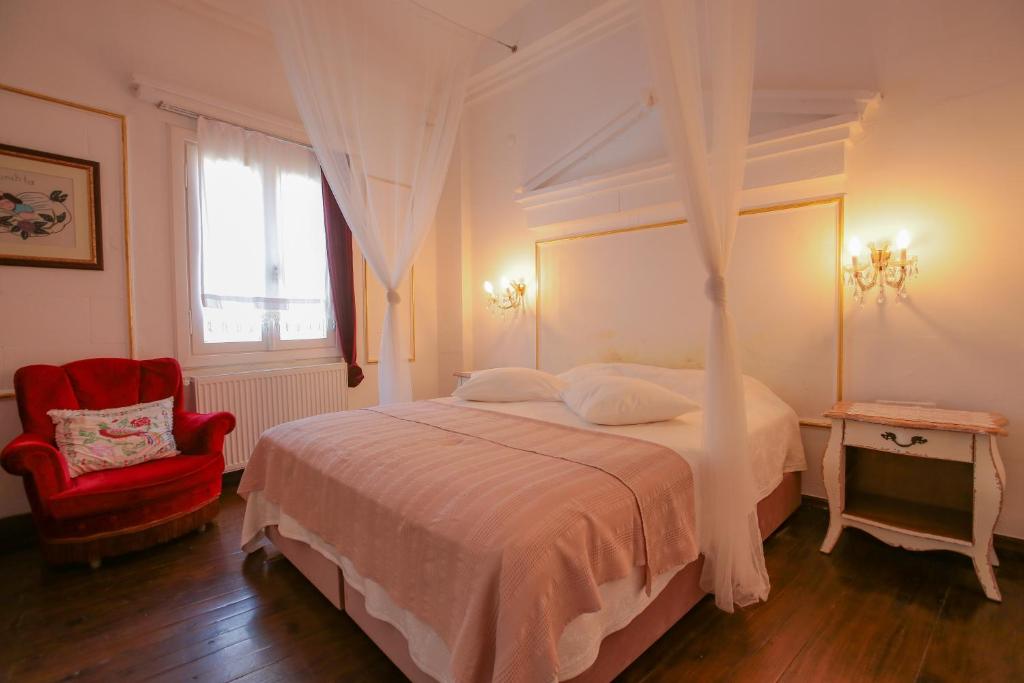 A bed or beds in a room at Moshinos Hotel