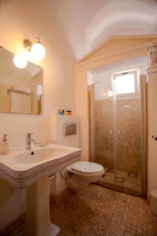 A bathroom at Moshinos Hotel