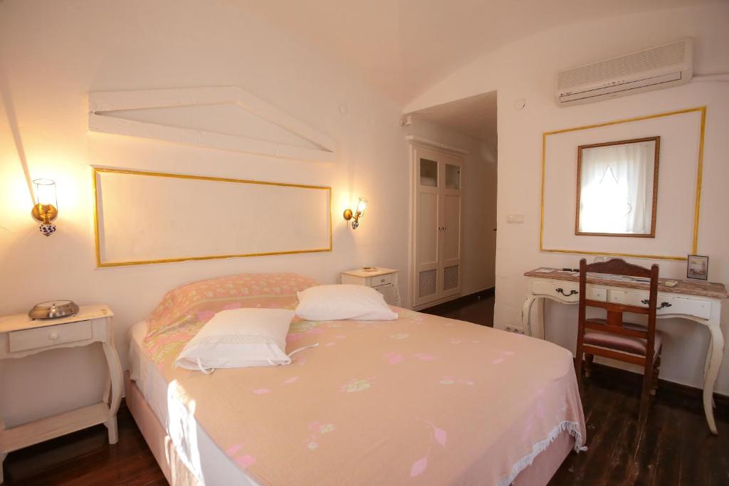 A bed or beds in a room at Moshinos Hotel
