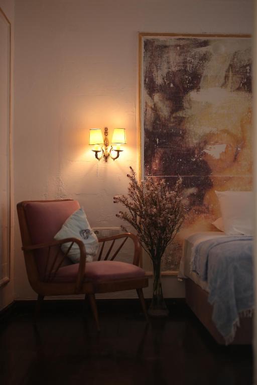 A bed or beds in a room at Moshinos Hotel
