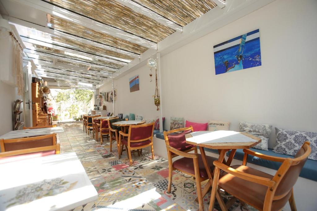 A seating area at Moshinos Hotel