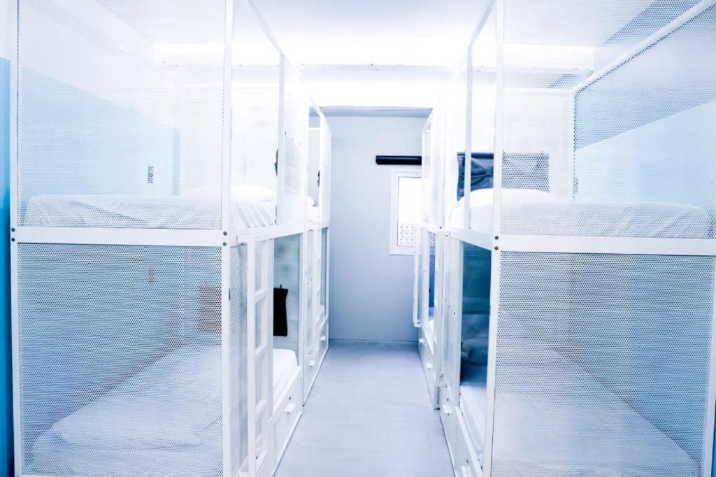 Postel nebo postele na pokoji v ubytování Artsy Vitoria Hostel