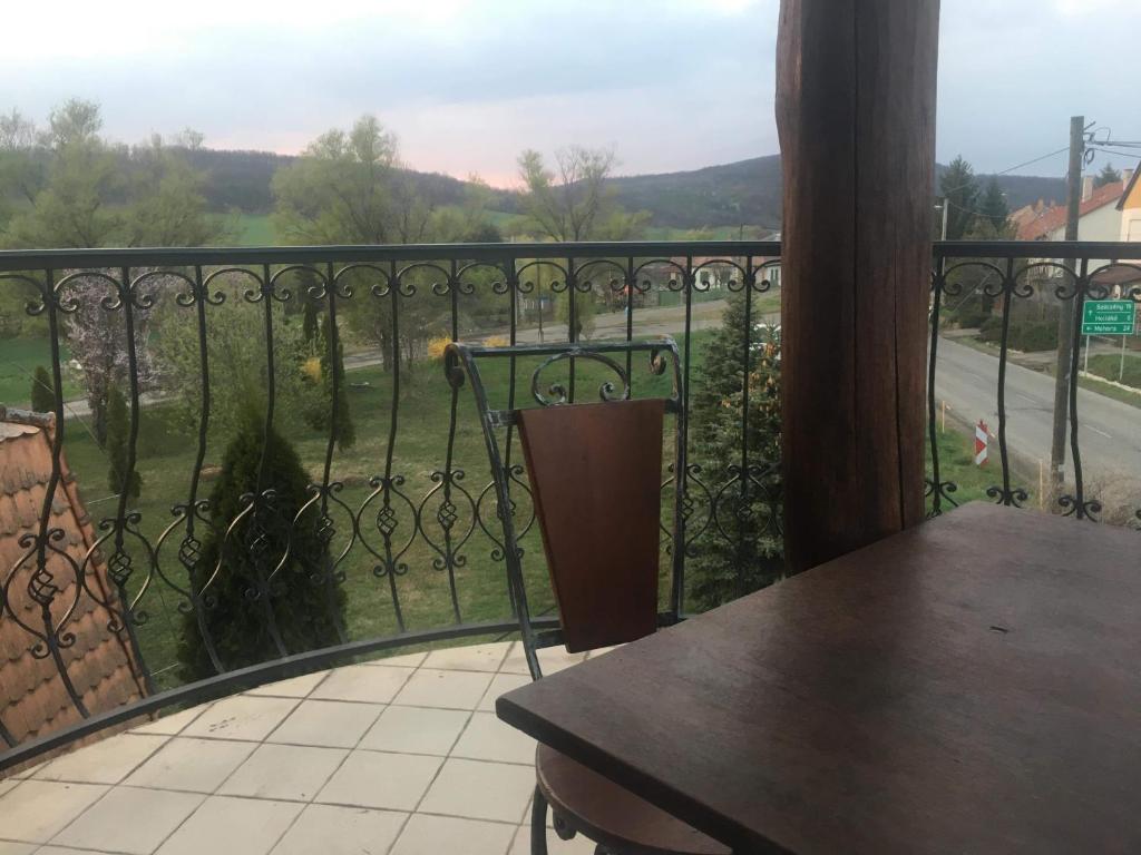 Nespecifikovaný výhled na hory nebo výhled na hory při pohledu z penzionu