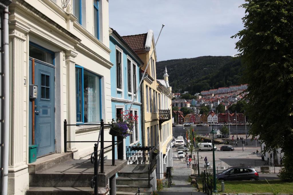 un grupo de edificios en una calle de una ciudad en Bergen's Best Location en Bergen