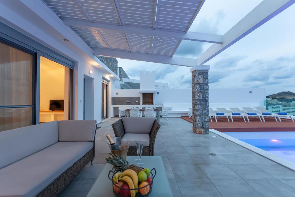 Basen w obiekcie Luxury Sunrise White Villa lub w pobliżu