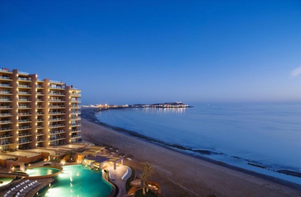 een uitzicht op het strand vanuit een hotel bij 3 Br CONDO AVAILABLE IN LAS PALOMAS SANDY BEACH in Puerto Peñasco