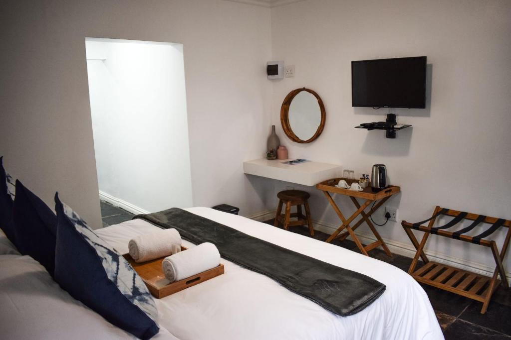 Televisyen dan/atau pusat hiburan di Santorini Guesthouse