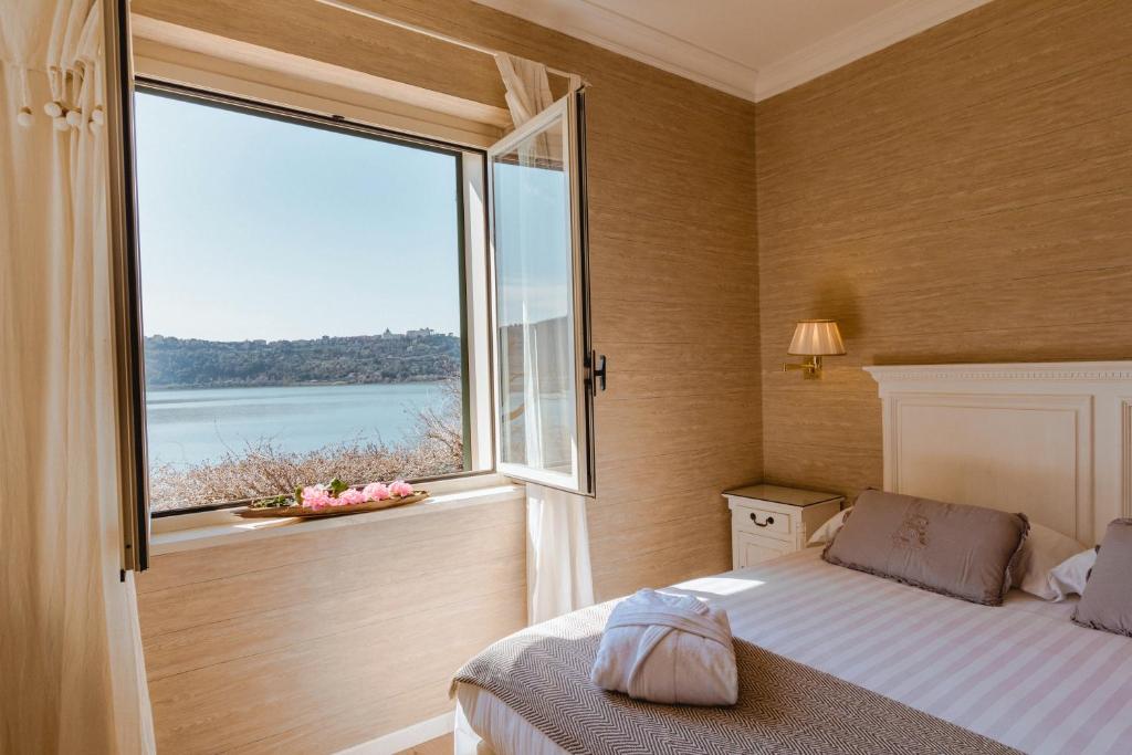 Postel nebo postele na pokoji v ubytování Hotel La Culla Del Lago