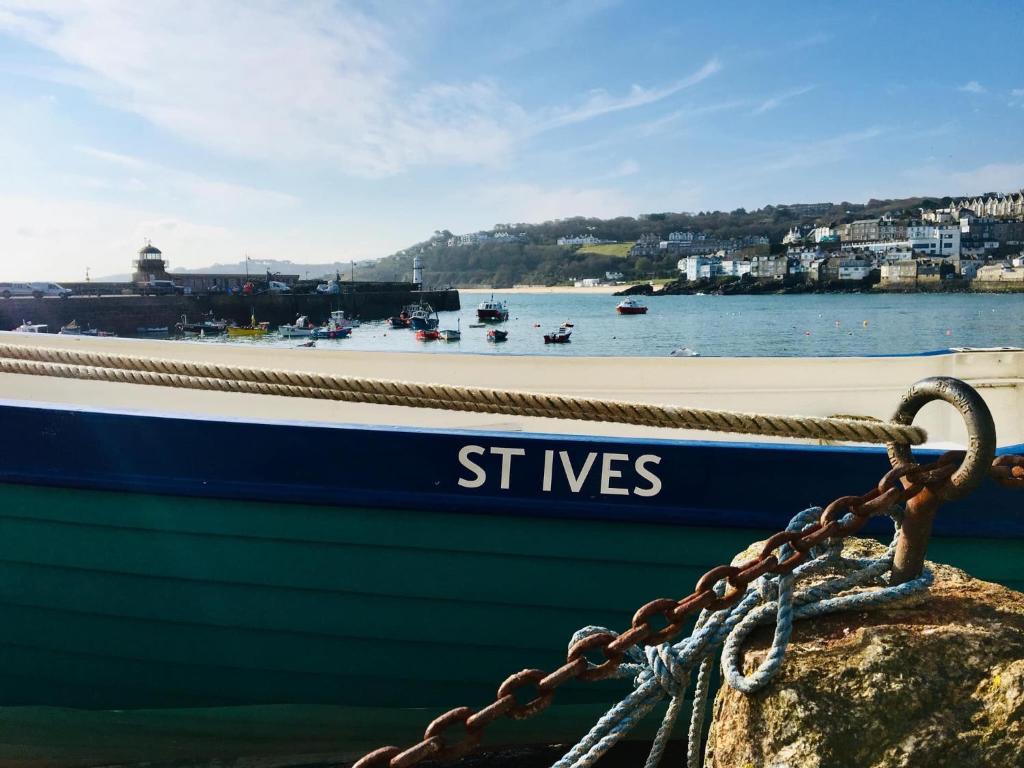 un barco encadenado a una roca con la palabra estilos en ella en Waves End, St Ives, Hot tub and Parking en St Ives