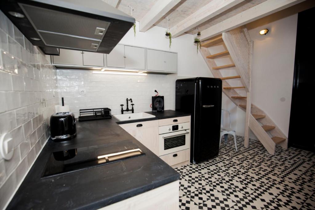 Kuchyň nebo kuchyňský kout v ubytování GET a cactus and books studio
