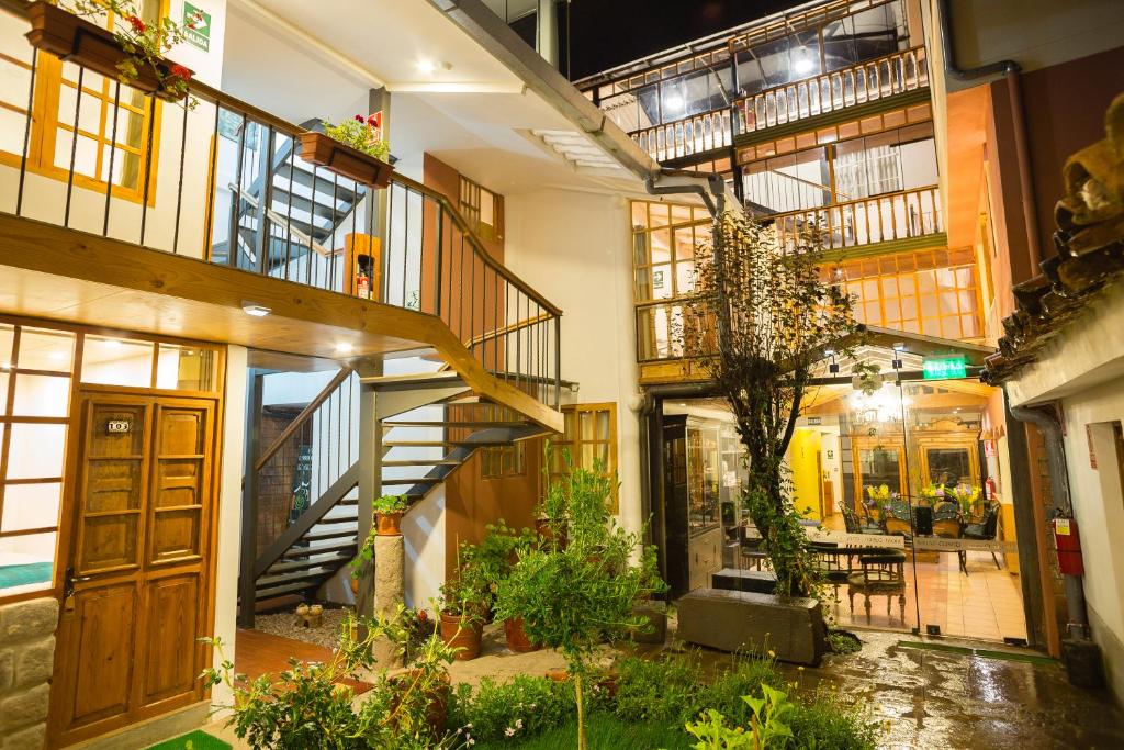庫斯科的住宿－MOAF Cusco Boutique Hotel，一座室内庭院,里面设有楼梯和植物
