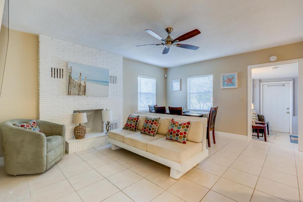 Posezení v ubytování The oasis near the cruise & airport - By Avi