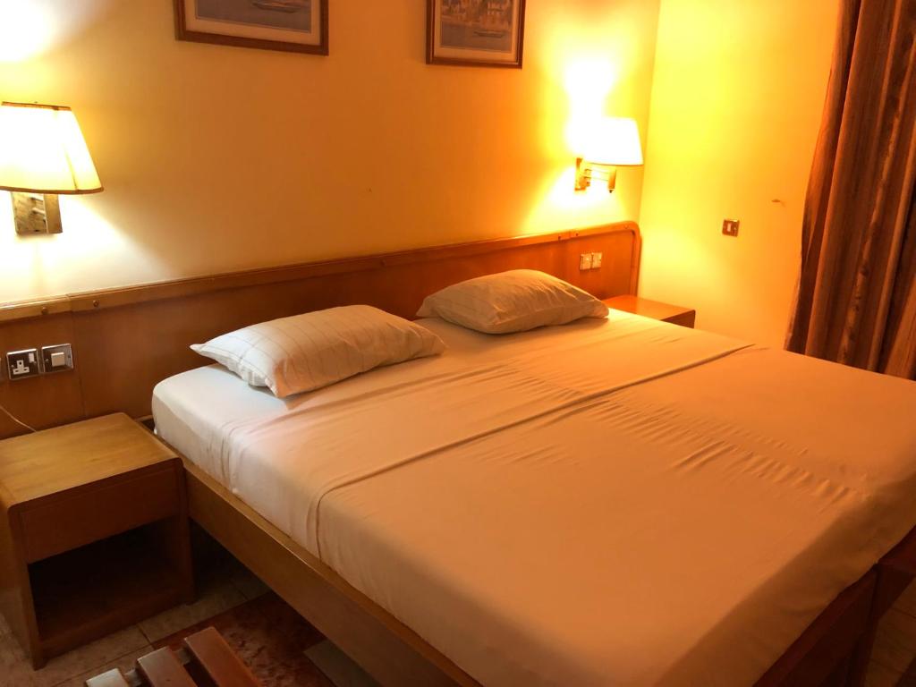 Postel nebo postele na pokoji v ubytování Maple Leaf Korean Hotel