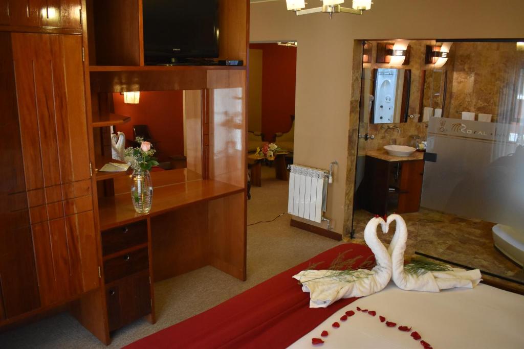 Habitación de hotel con decoración de cisne en una cama en Royal Inn Hotel Puno, en Puno
