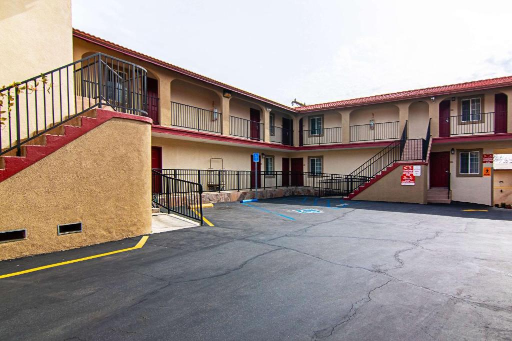 an empty parking lot in front of a building at Econo Lodge Long Beach I-405 in Long Beach