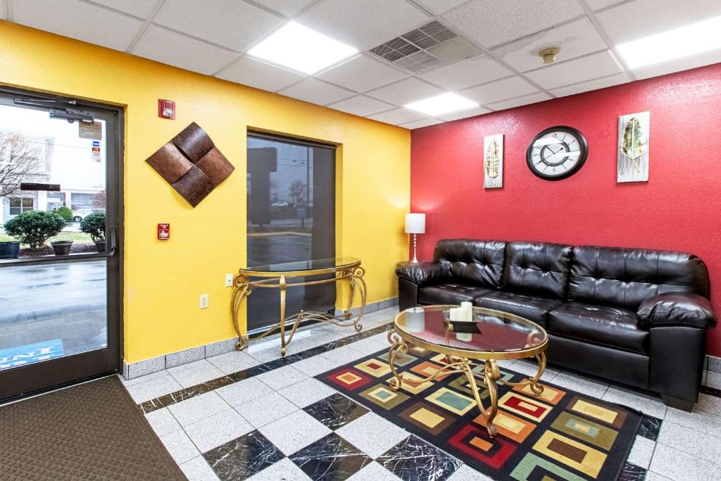 a waiting room with a leather couch and a table at Quality Inn & Suites in Dickson
