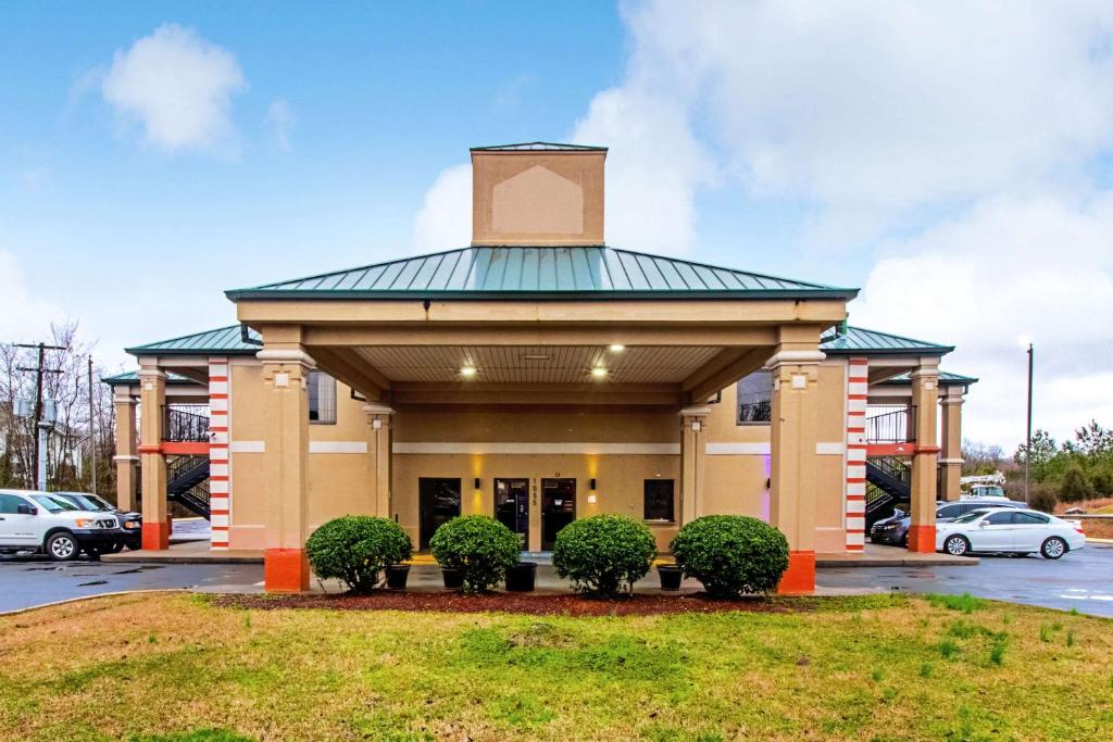 a parking lot with a large building at Quality Inn & Suites in Dickson