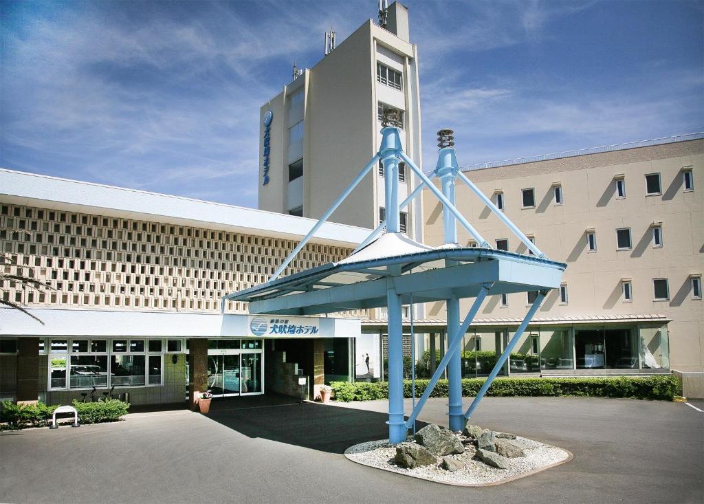 a large blue sculpture in front of a building at Zekkeino Yado Inubohsaki Hotel in Choshi