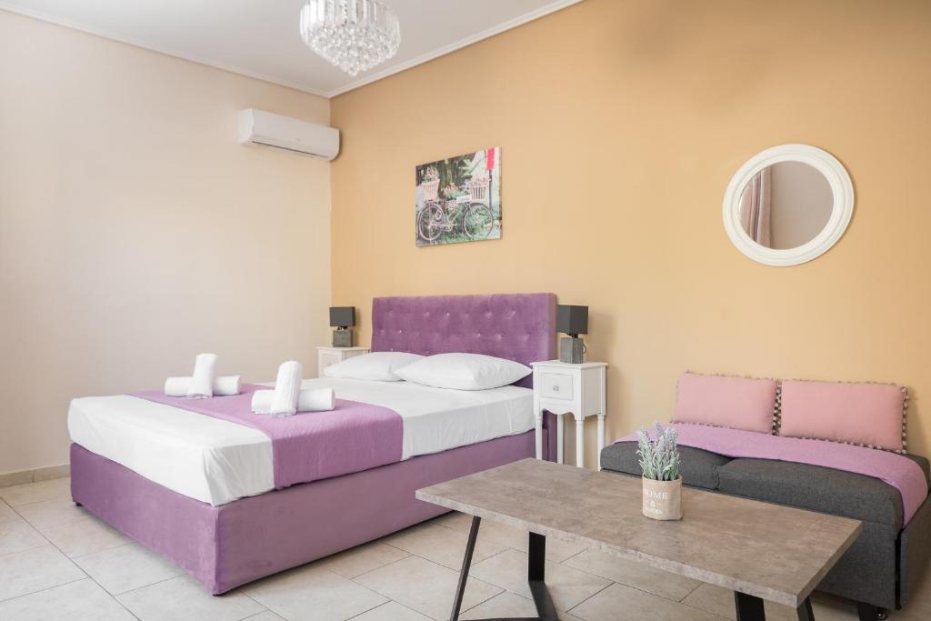 um quarto de hotel com duas camas e uma mesa em joseph apartment em Corfu Town
