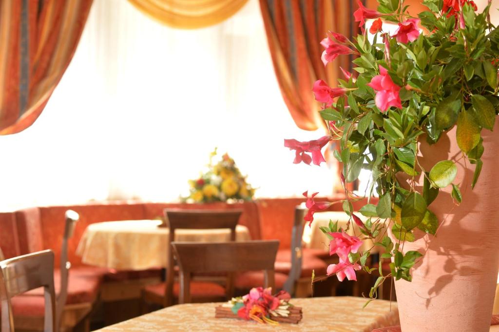 Restauracja lub miejsce do jedzenia w obiekcie Hotel Dalla Serra