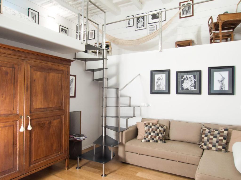 - un salon avec un escalier et un canapé dans l'établissement Slow Time In Florence, à Florence