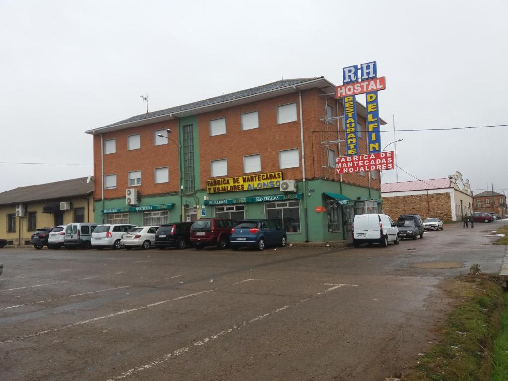 un edificio con un estacionamiento delante de él en Hostal Residencia Delfin, en Astorga