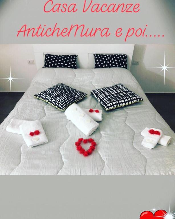 Łóżko lub łóżka w pokoju w obiekcie Casa Vacanze Antiche Mura E Poi