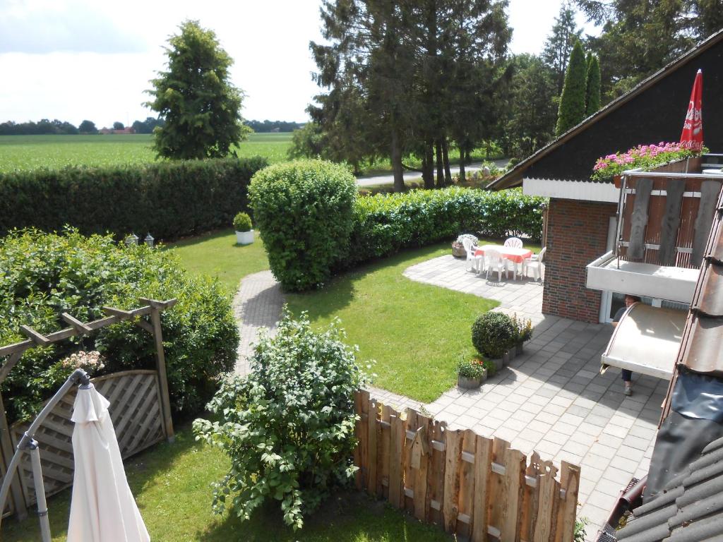 RhedeにあるFerienwohnung Krögerのテーブルと椅子付きの庭園の景色を望めます。