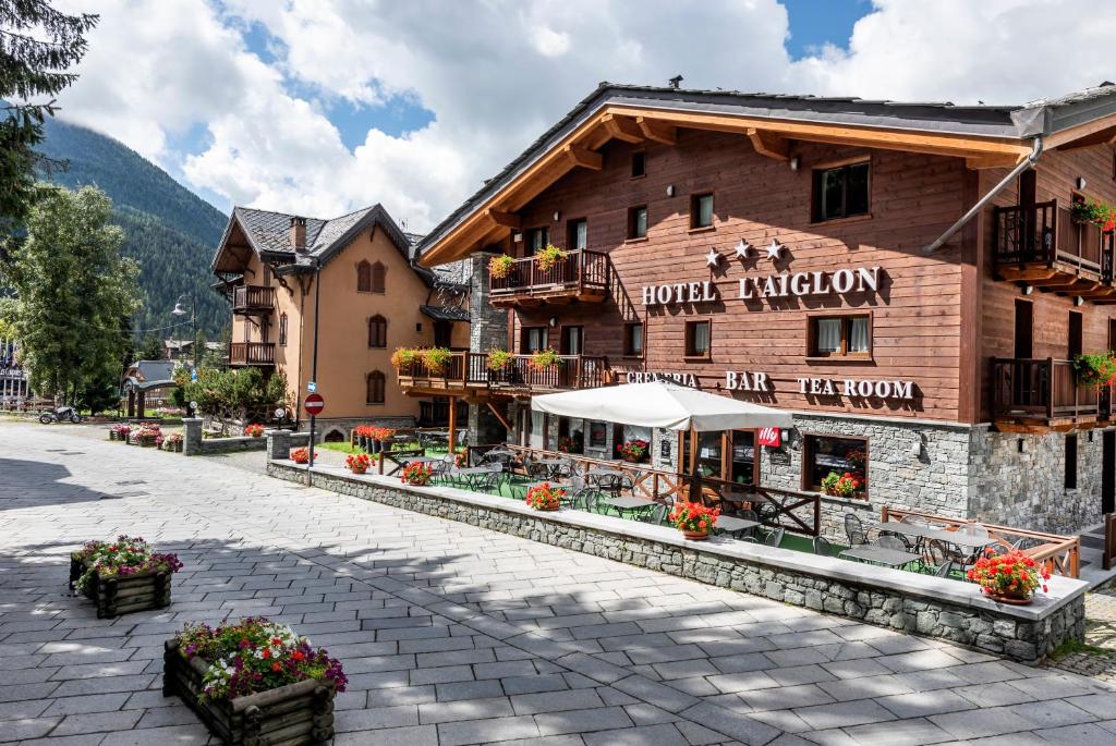 Nespecifikovaný výhled na hory nebo výhled na hory při pohledu z hotelu