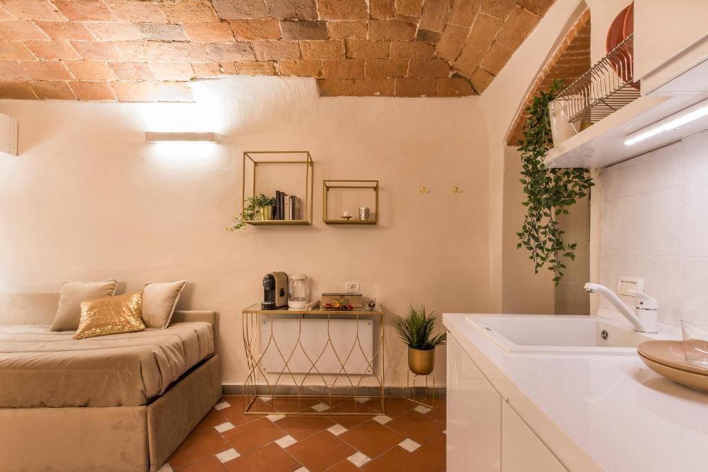 łazienka z łóżkiem, umywalką i wanną w obiekcie Montebello New Apartment we Florencji