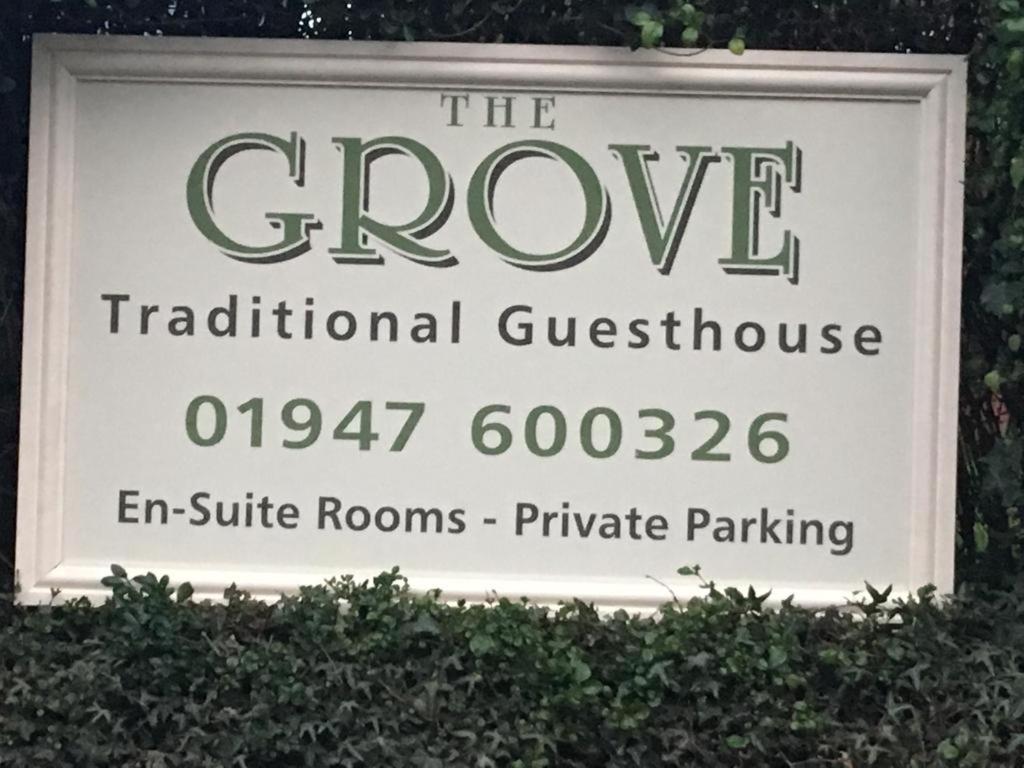 ウィットビーにあるThe Groveの伝統的な木立の看板