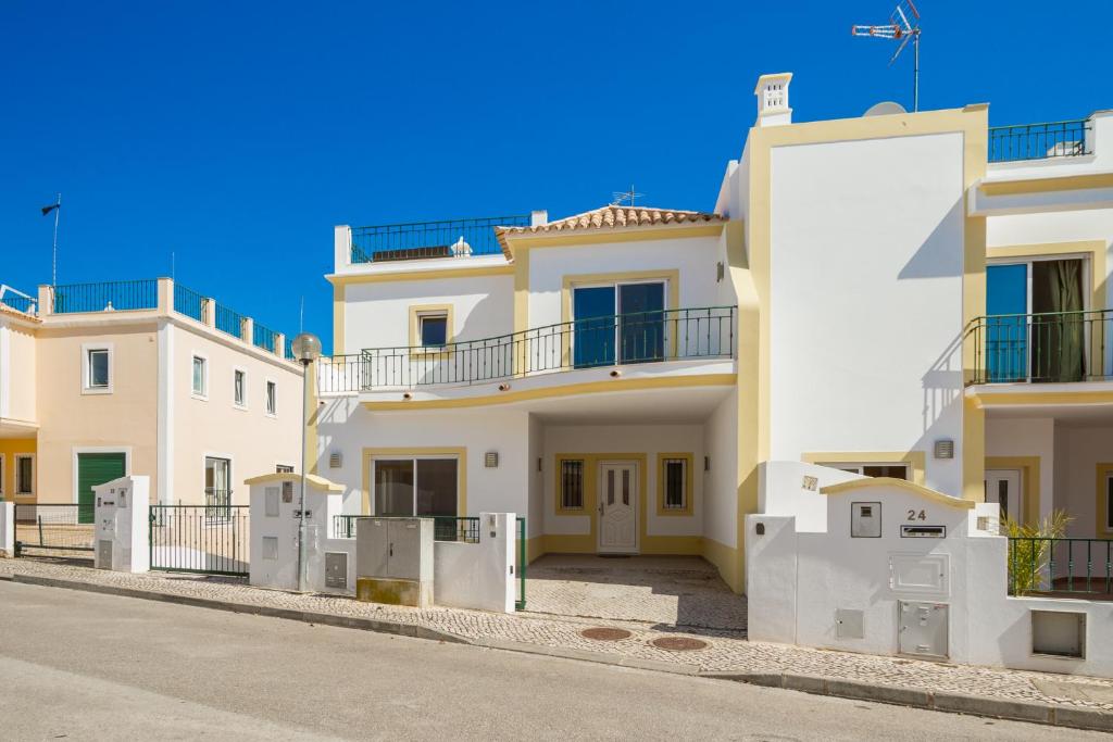 Une rangée de maisons blanches dans une rue dans l'établissement Villas Alto da Ria, à Alvor