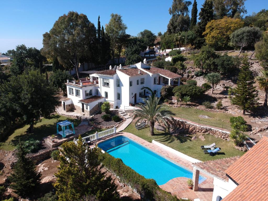 una vista aérea de una casa con piscina en Villa Morera Bed & Breakfast, en Frigiliana