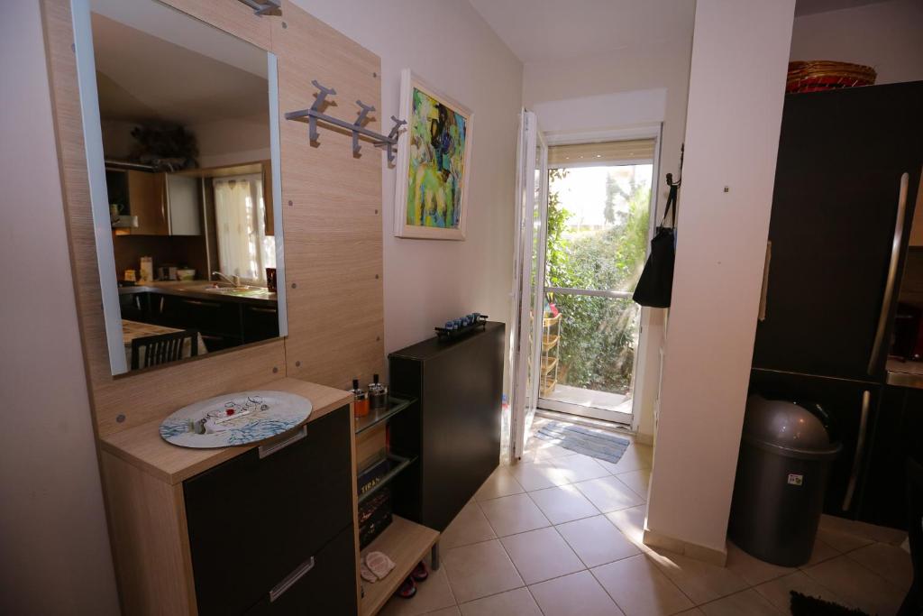 Kuchyň nebo kuchyňský kout v ubytování Pine-Tree Apt w/ Private Garden 50 m from the Sea