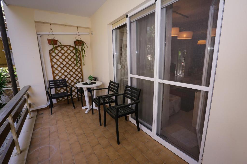 Balkón nebo terasa v ubytování Pine-Tree Apt w/ Private Garden 50 m from the Sea