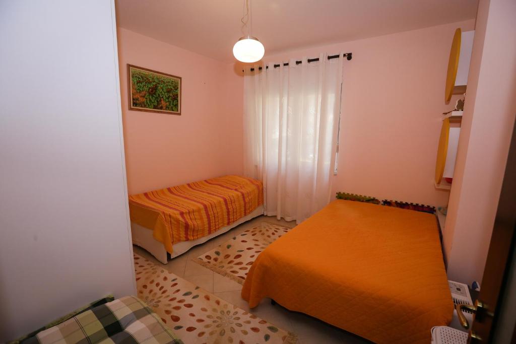 Postel nebo postele na pokoji v ubytování Pine-Tree Apt w/ Private Garden 50 m from the Sea