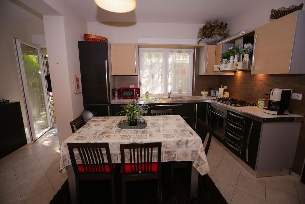 Kuchyň nebo kuchyňský kout v ubytování Pine-Tree Apt w/ Private Garden 50 m from the Sea
