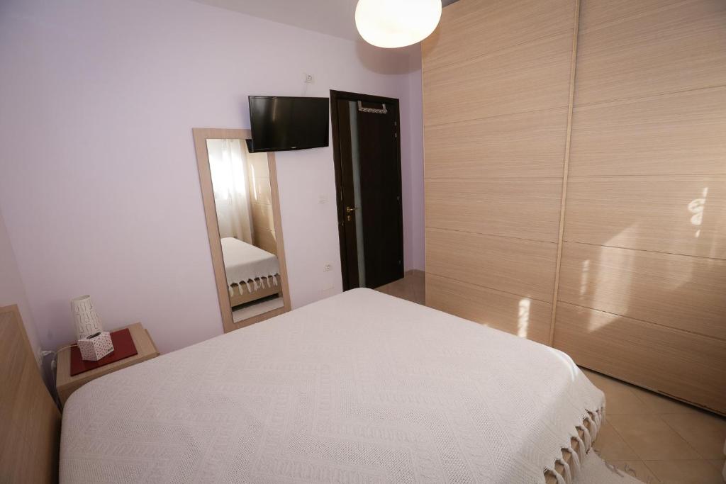 Postel nebo postele na pokoji v ubytování Pine-Tree Apt w/ Private Garden 50 m from the Sea